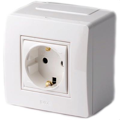 DKC  Коробка в сборе с силовой розеткой цвет белый  10482